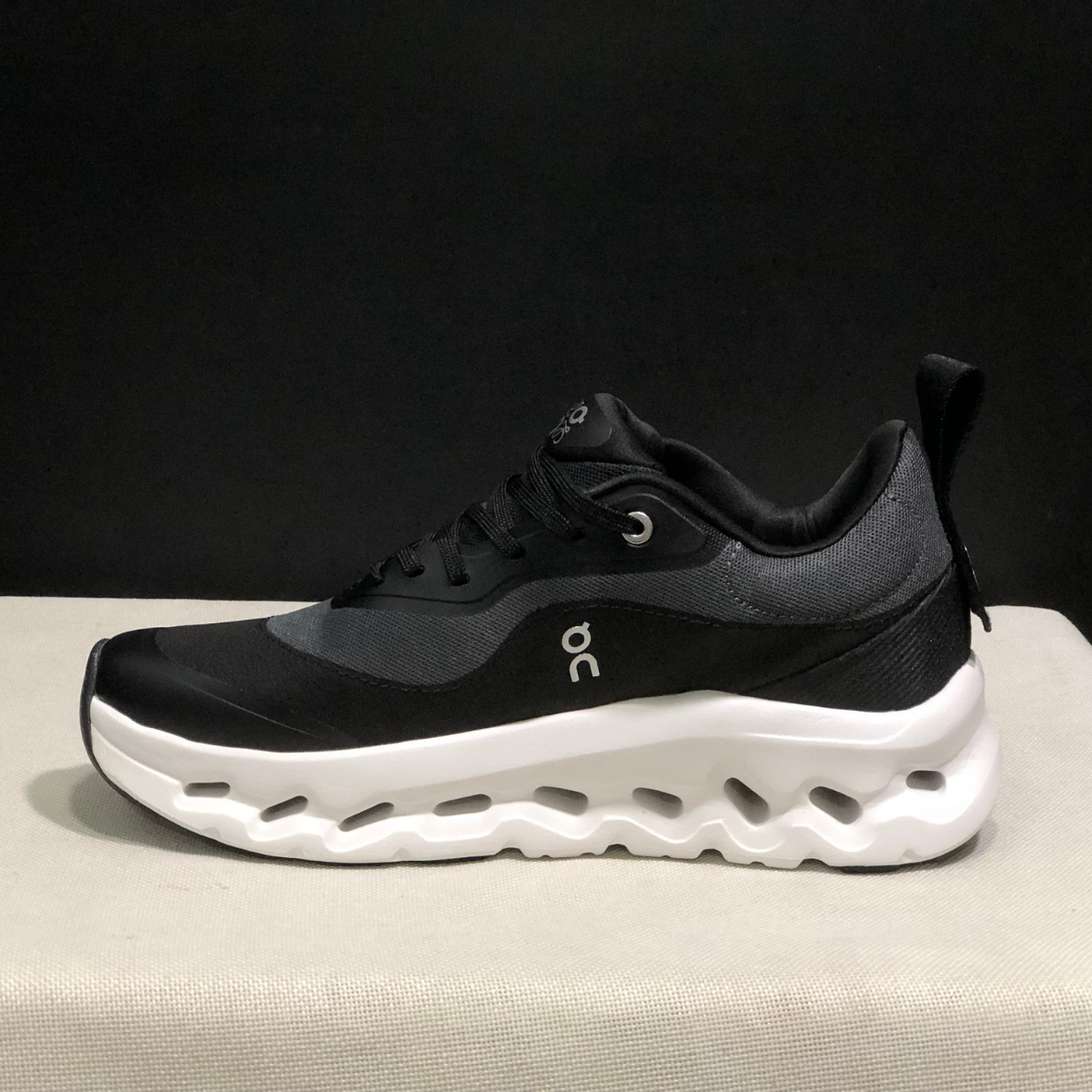 On Cloud × Loewe — Cloudtilt Noir et Blanc