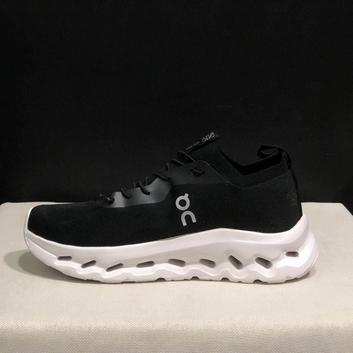 On Cloud × Loewe — Cloudtilt Noir et Blanc 2.0